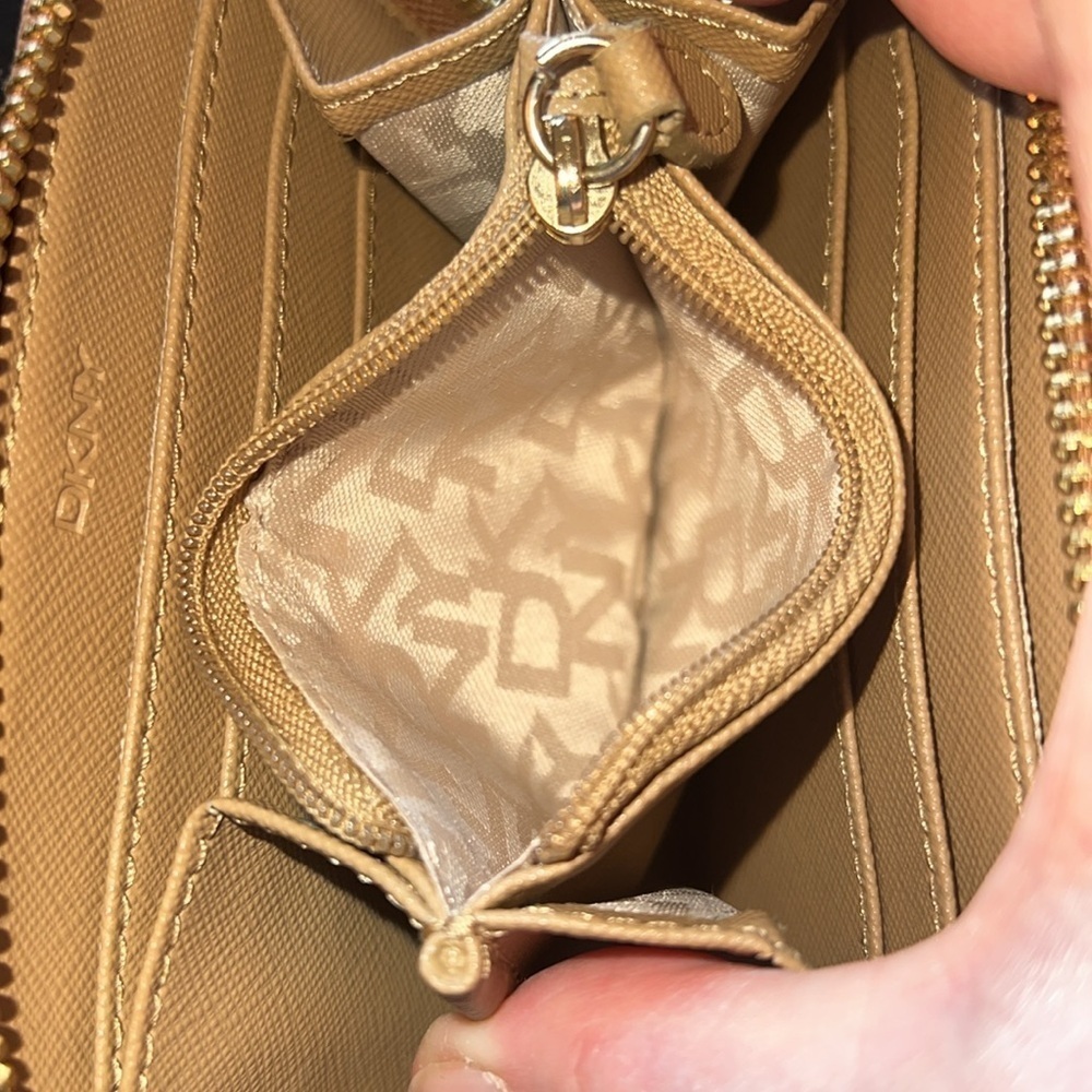 DKNY Women’s Monogram Zip Around Wallet 6 Place Credit Card Zip Coin Holder NEW - Picture 4 of 16
